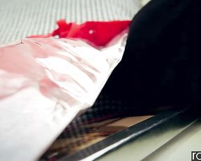 У блондинки с тату сперма размазалась по лицу