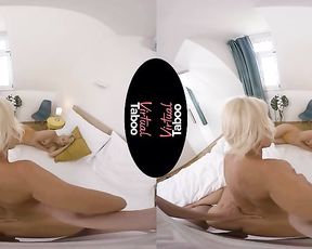 Мужик дрочит хуй у блондинки между сисек и ебет ее