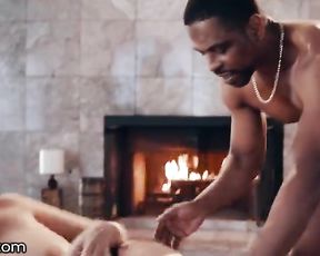 Негр сделал для брюнетки куни и поимел ее в пизду