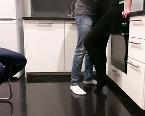 Домашний секс с телкой раком на кухне