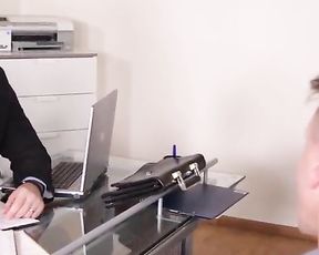 Красотка пробует МЖМ и трах в анал с мужиками